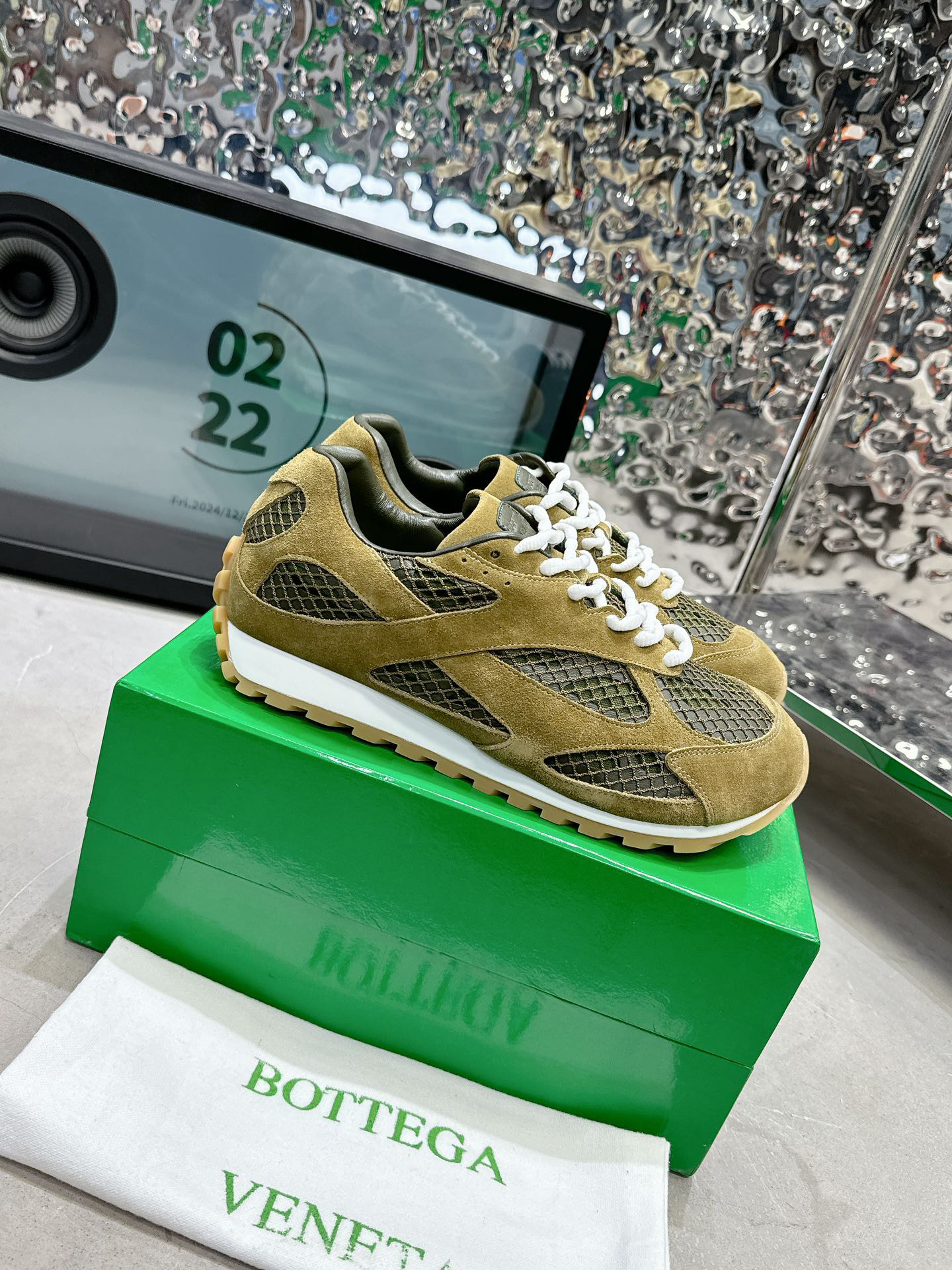 b0tte*a Ven*ta orbit sneaker