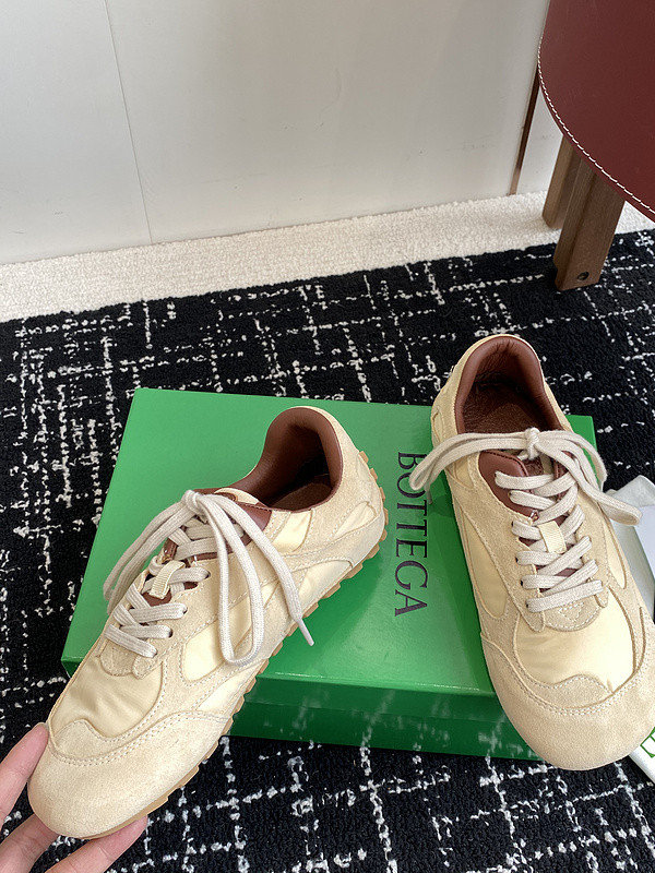 b0tte*a Ven*ta sneaker