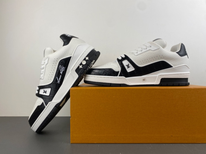 Louis Vuitton LV trainer black