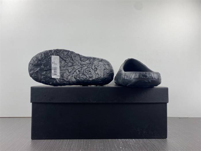 VER*SACE SLIPPERS