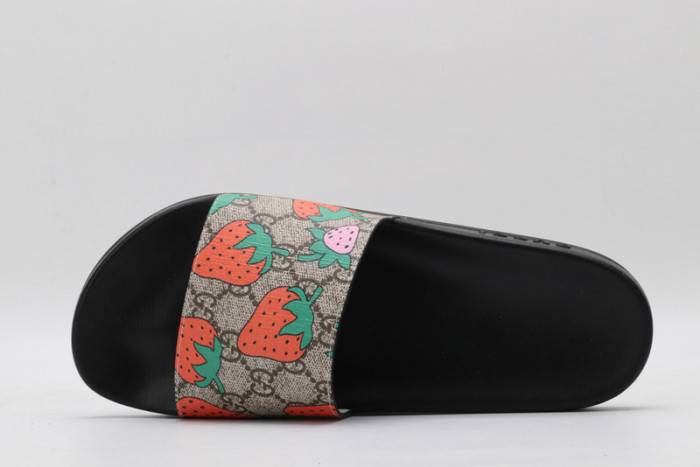 G*u*i slippers