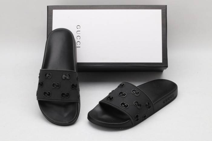 G*u*i slippers