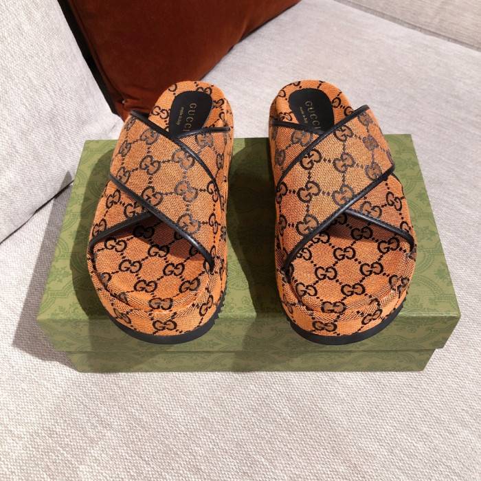 G*u*i slippers