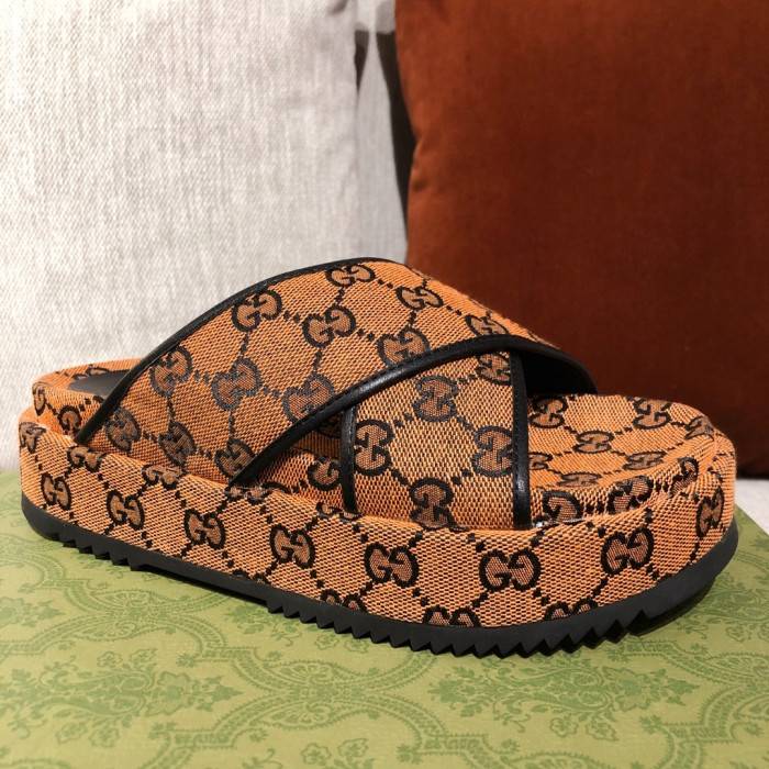 G*u*i slippers