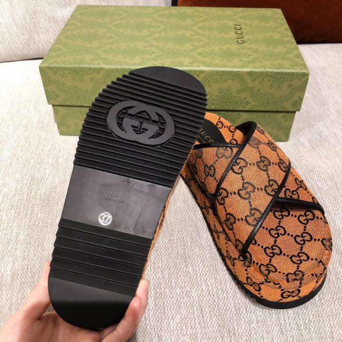 G*u*i slippers
