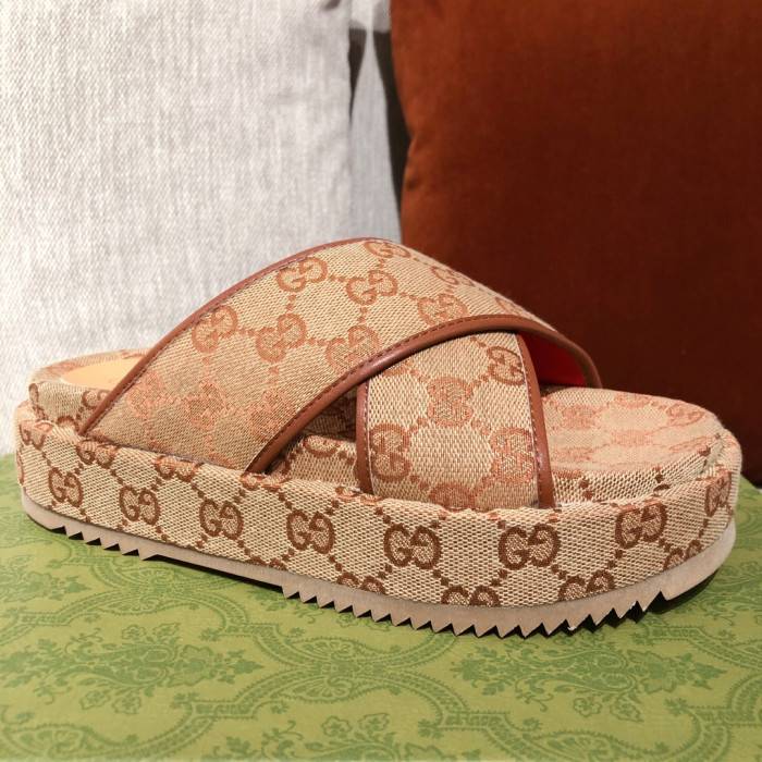 G*u*i slippers