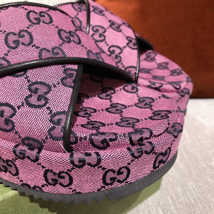 G*u*i slippers