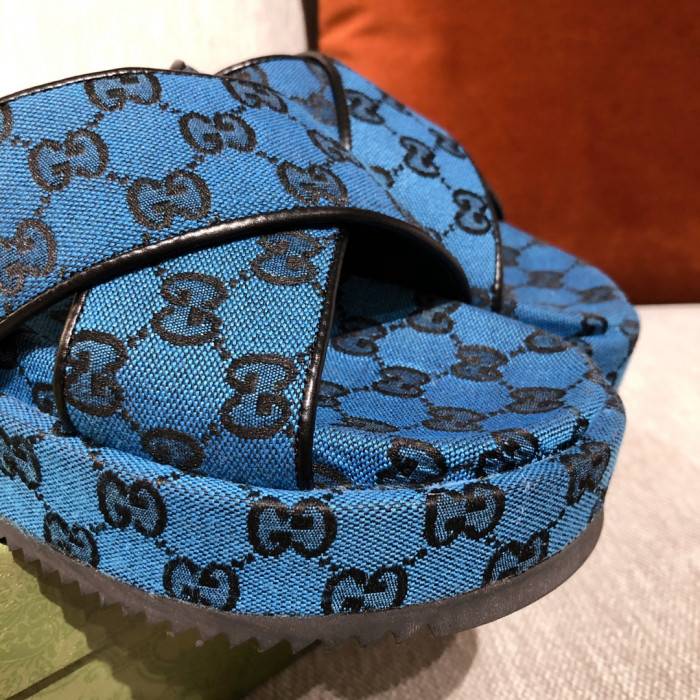 G*u*i slippers