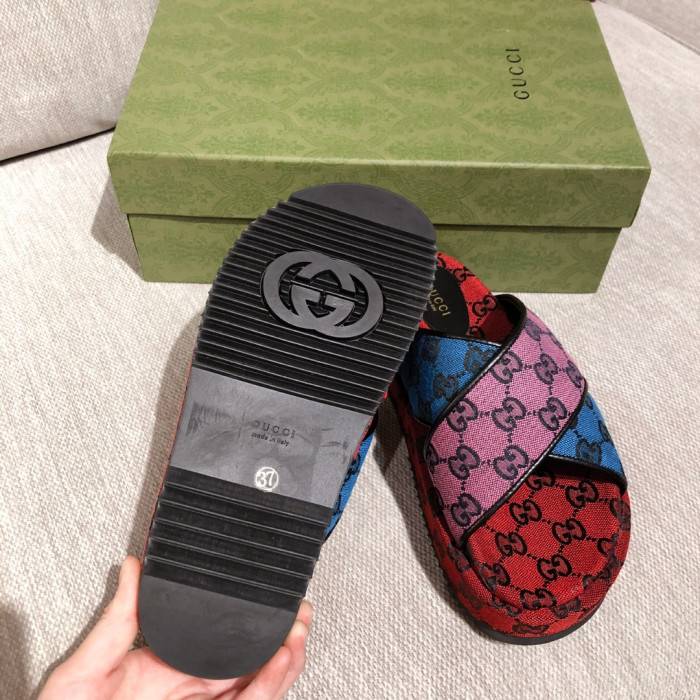 G*u*i slippers