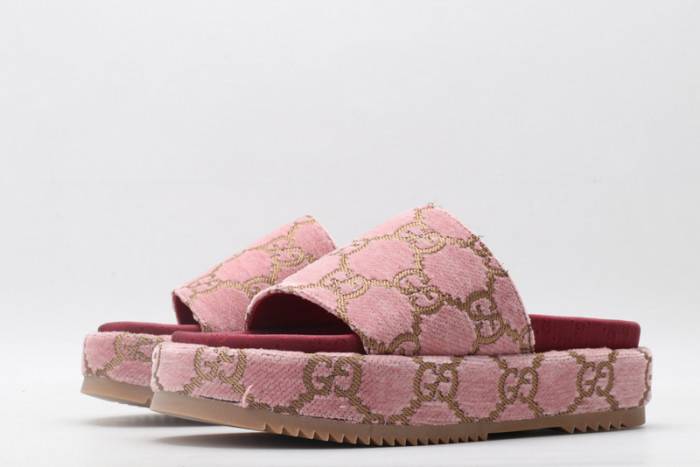 G*u*i slippers