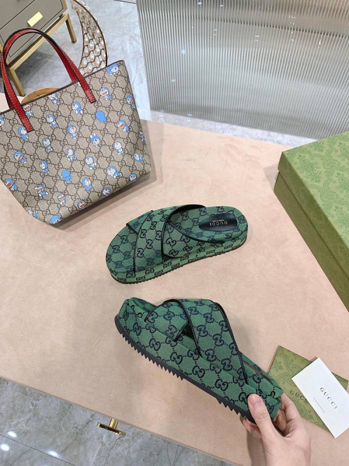 G*u*i slippers