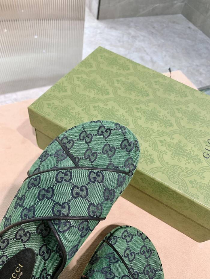 G*u*i slippers