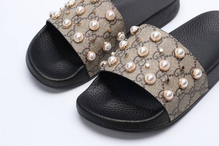 G*u*i slippers