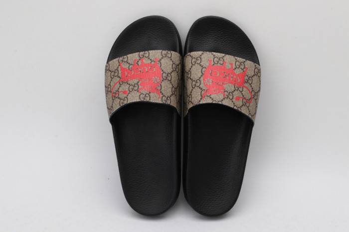 G*u*i slippers