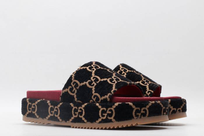 G*u*i slippers