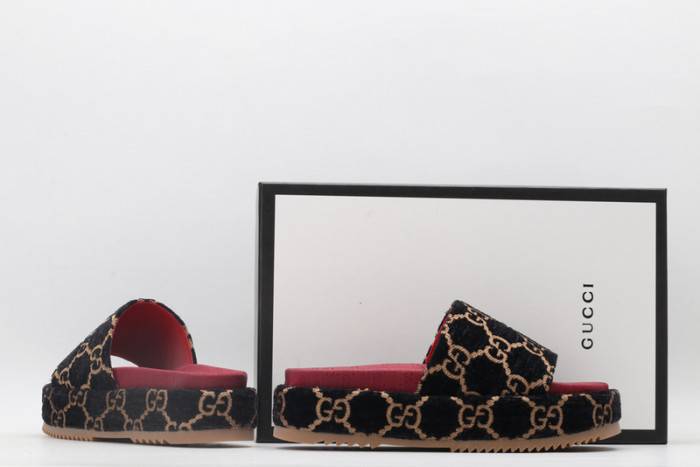 G*u*i slippers
