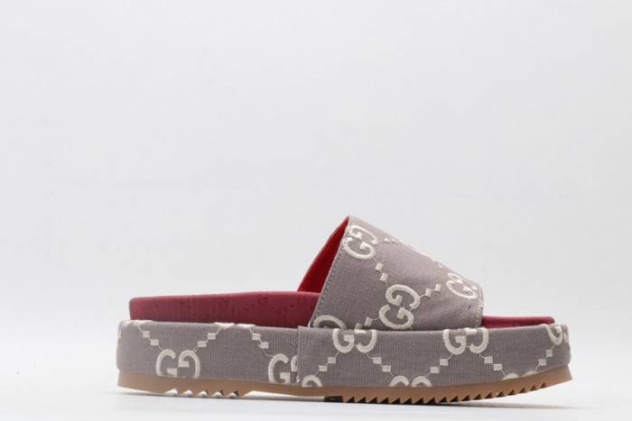 G*u*i slippers