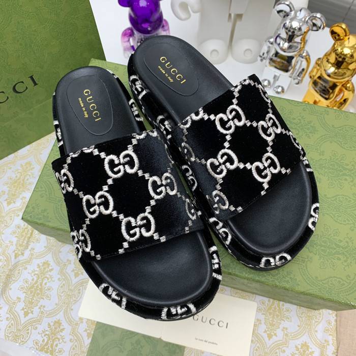 G*u*i slippers