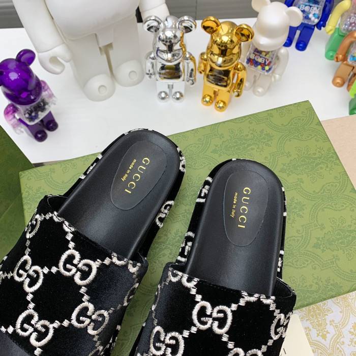 G*u*i slippers