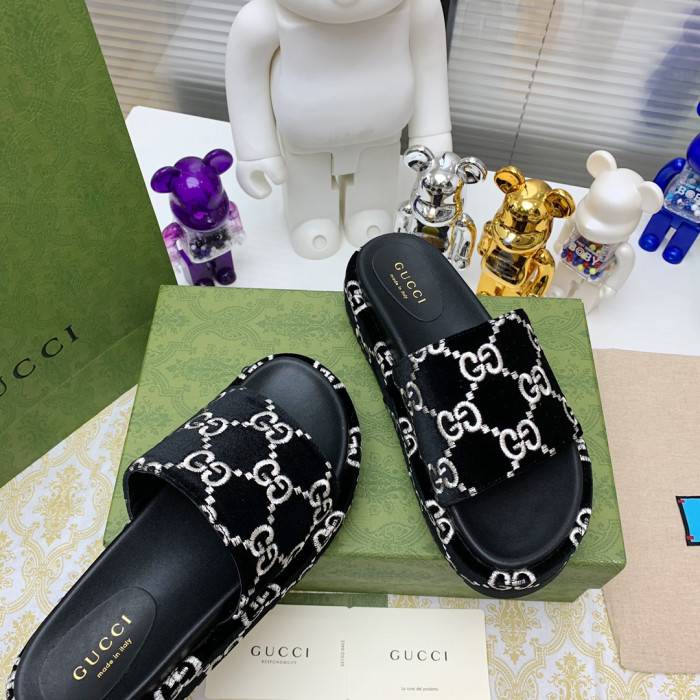 G*u*i slippers