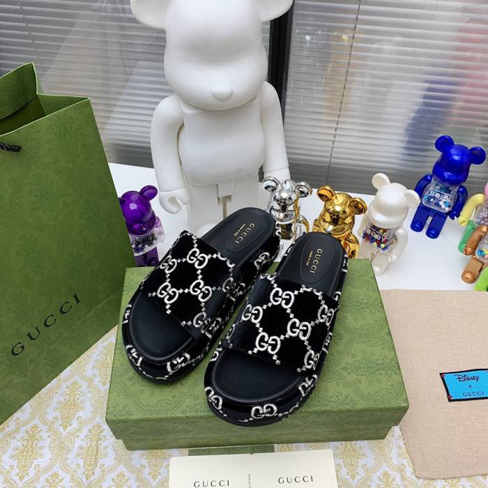 G*u*i slippers
