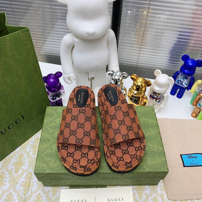G*u*i slippers