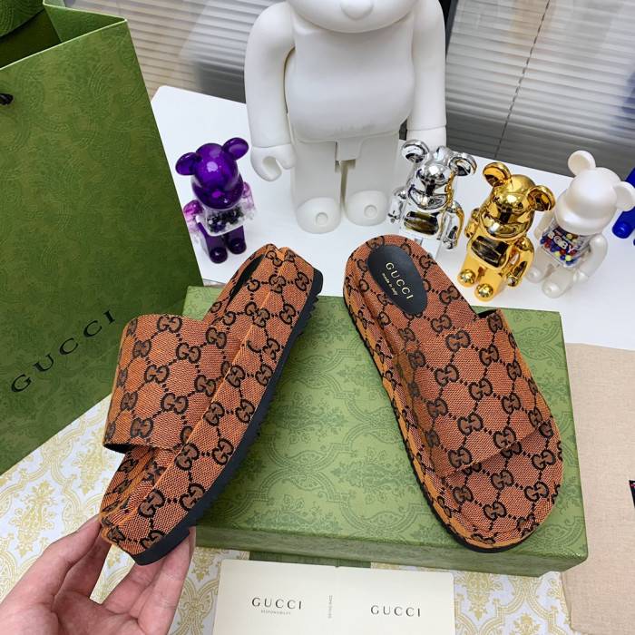 G*u*i slippers