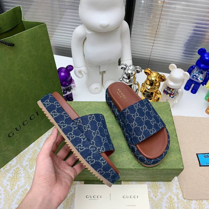 G*u*i slippers
