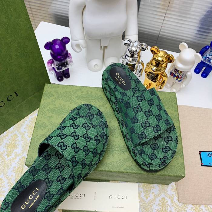 G*u*i slippers