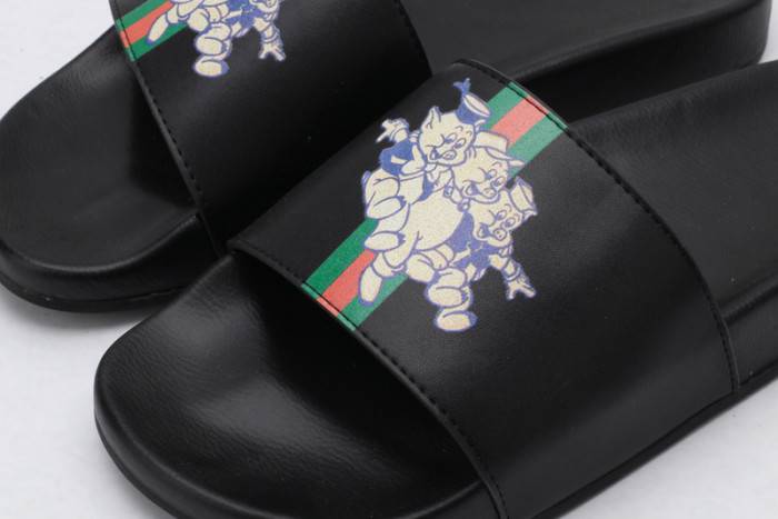 G*u*i slippers