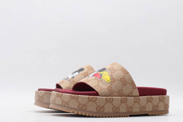 G*u*i slippers