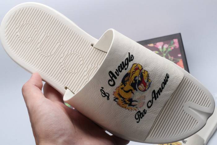 G*u*i slippers