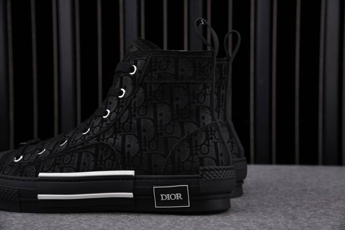 D10R B23 Oblique High Top Sneaker