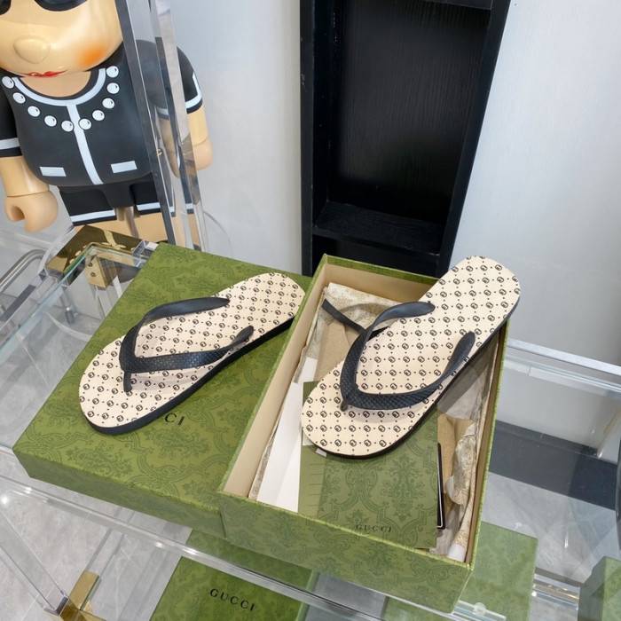 G*u*i slippers