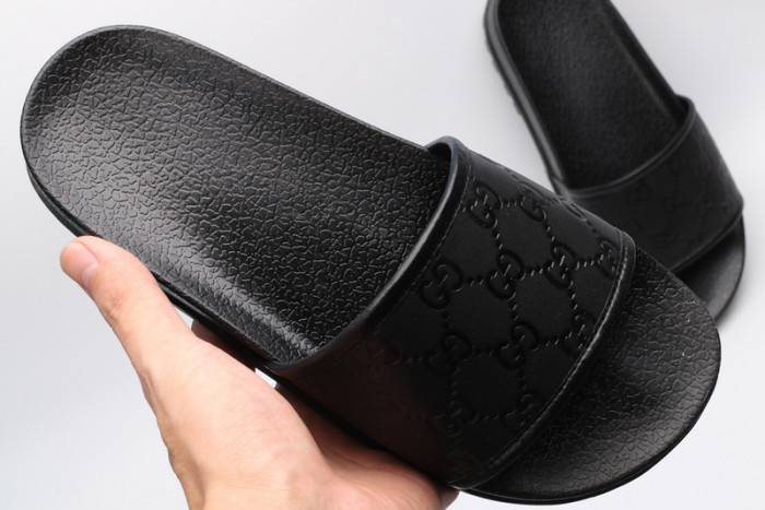 G*u*i slippers