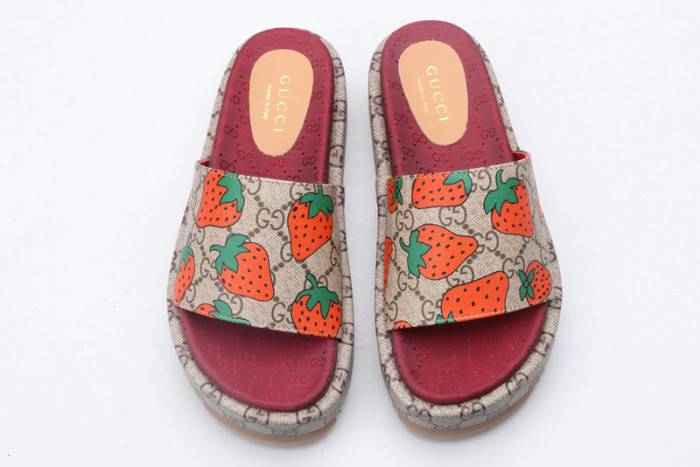 G*u*i slippers