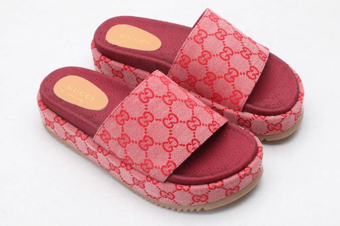 G*u*i slippers