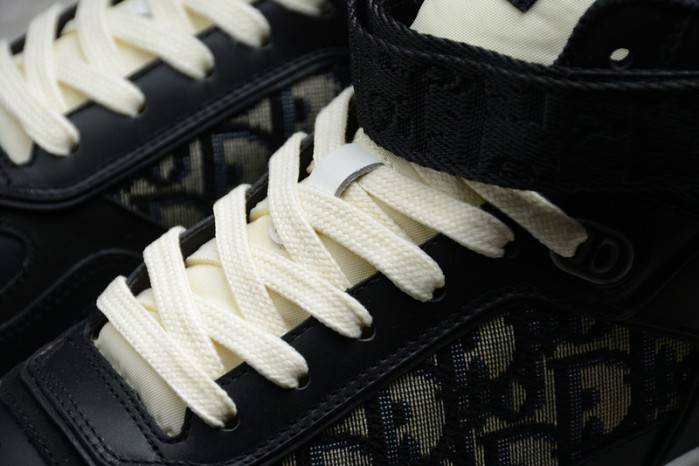 D10R B27 High Top Sneaker