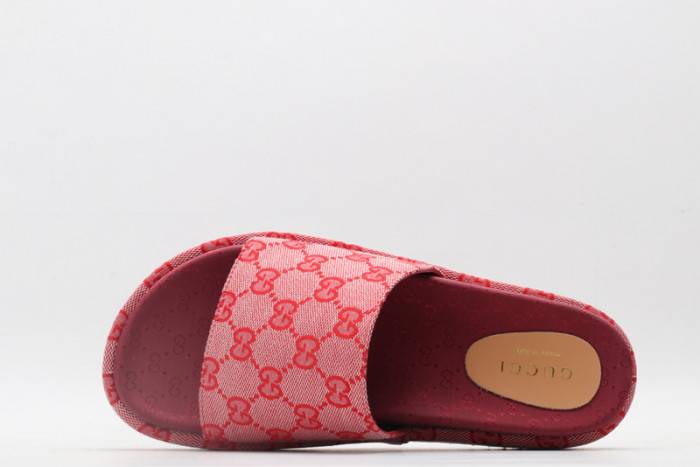 G*u*i slippers
