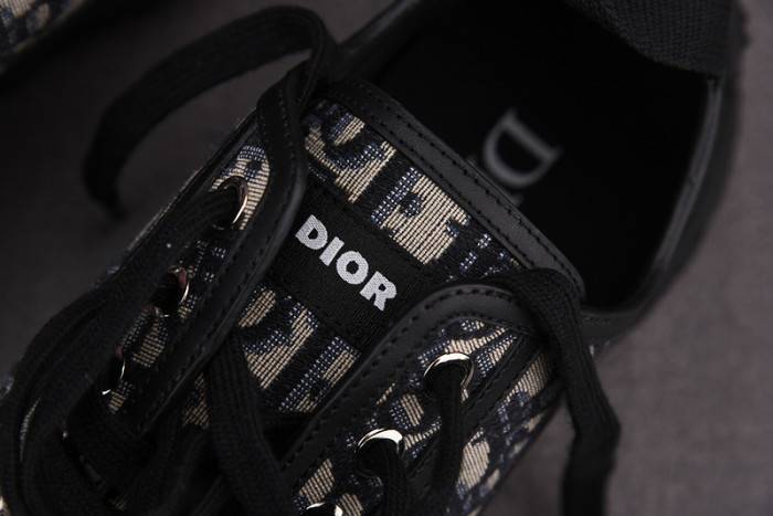 D10R B28 Oblique LOW Top Sneaker