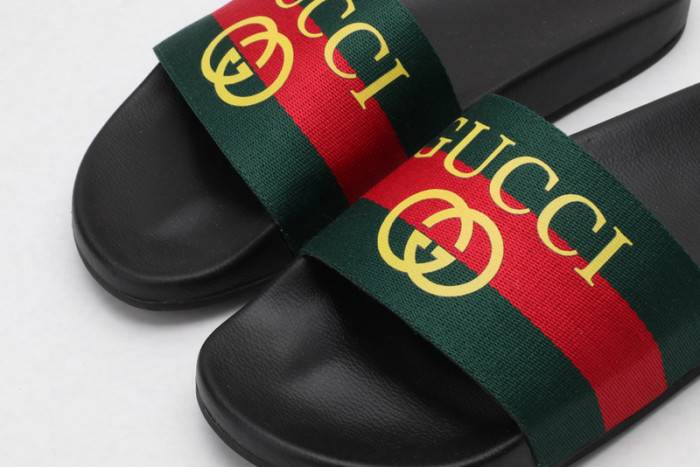 G*u*i slippers