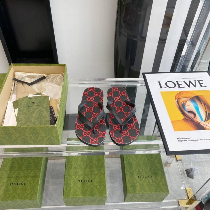 G*u*i slippers