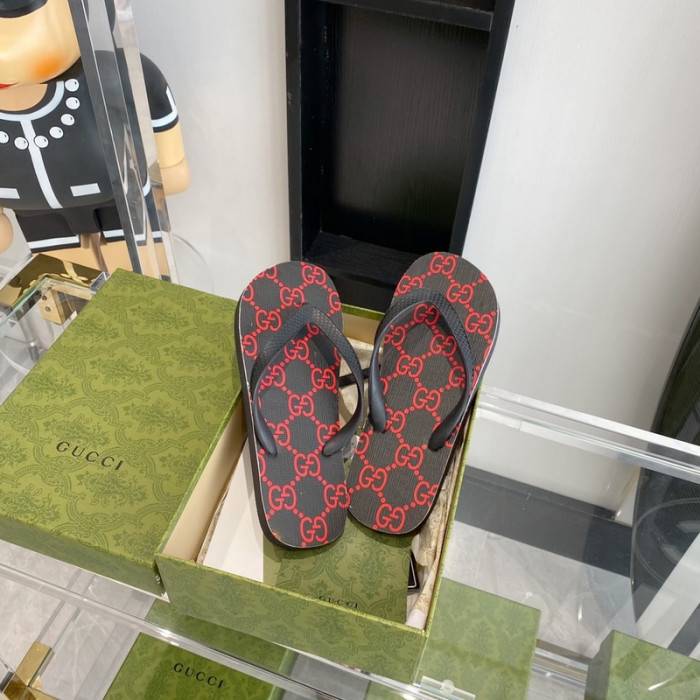 G*u*i slippers
