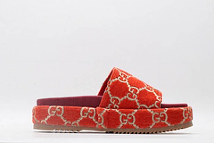 G*u*i slippers