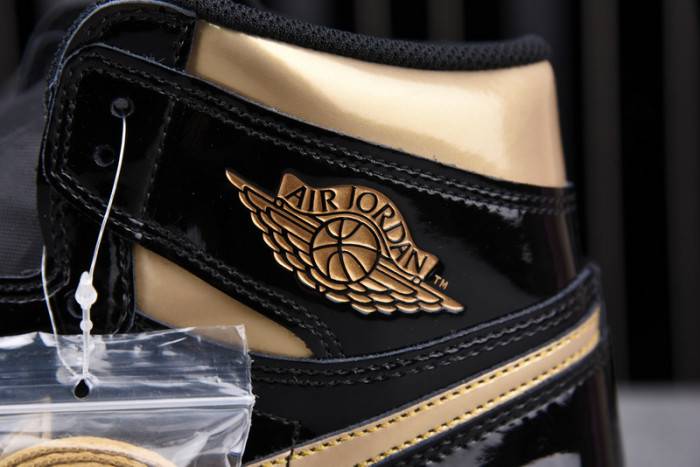 Air Jordan 1 Retro High Black Metallic Gold (2020) 555088-032